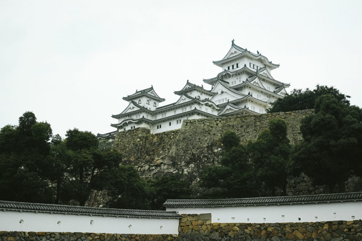 石垣の上にそびえる日本の城