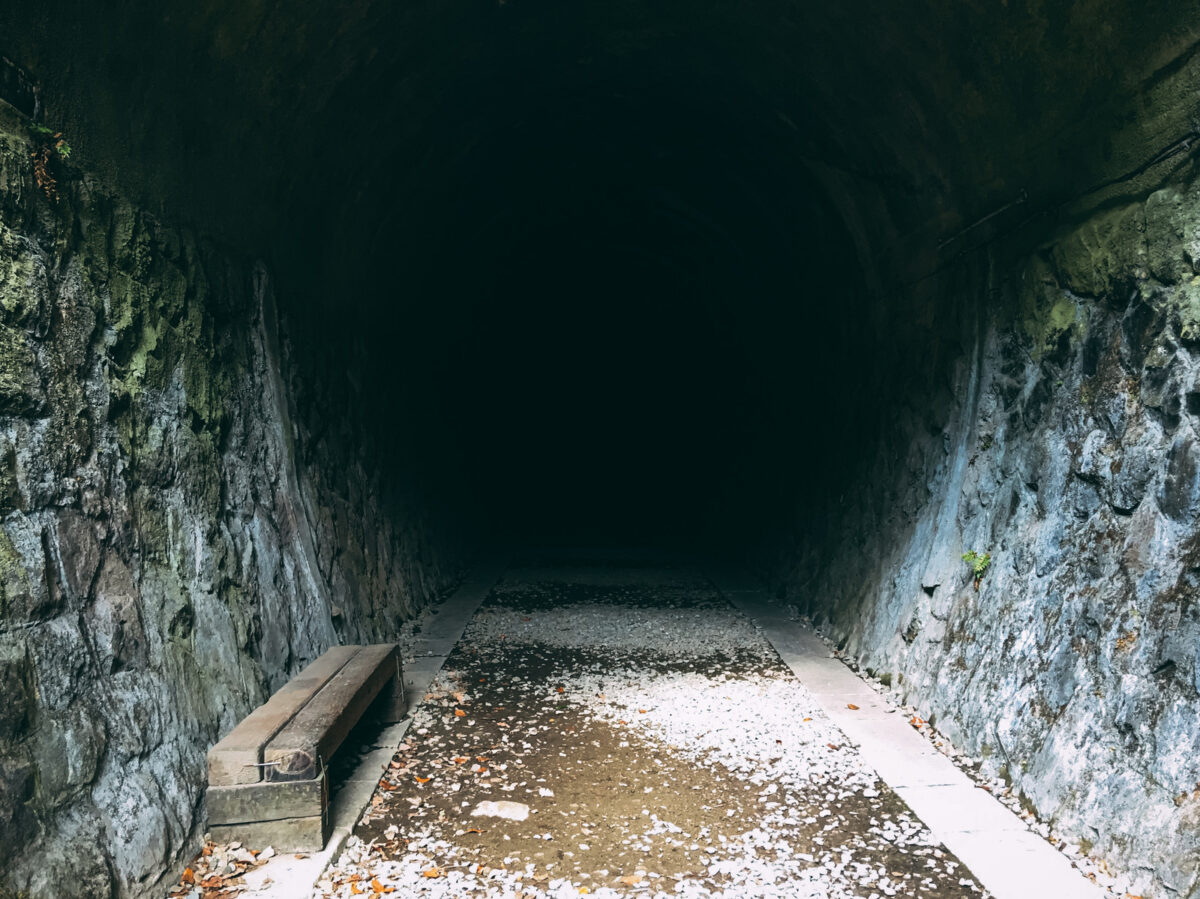 暗いトンネルへ続く道